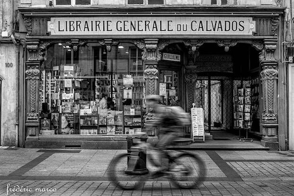 photo de la librairie au milieu du vingtième siècle en noir et blanc